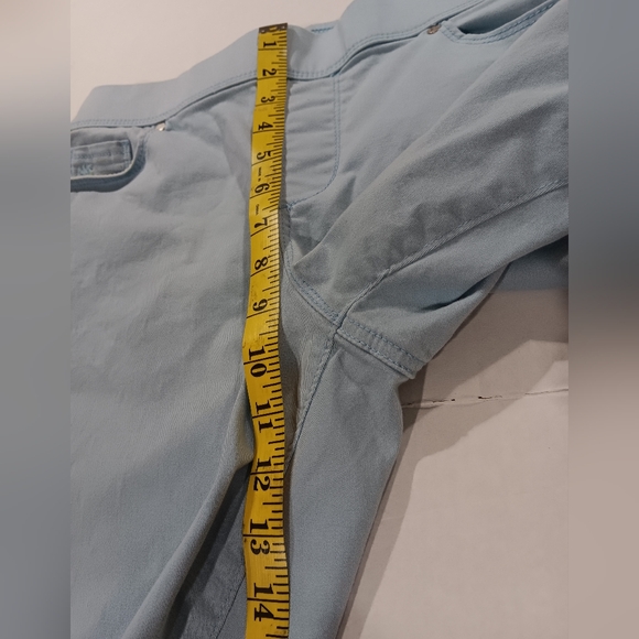 Gloria Vanderbilt Women's (Size 8) Pale Sky Pull-On Denim Bermuda Shorts - Picture 8 of 9